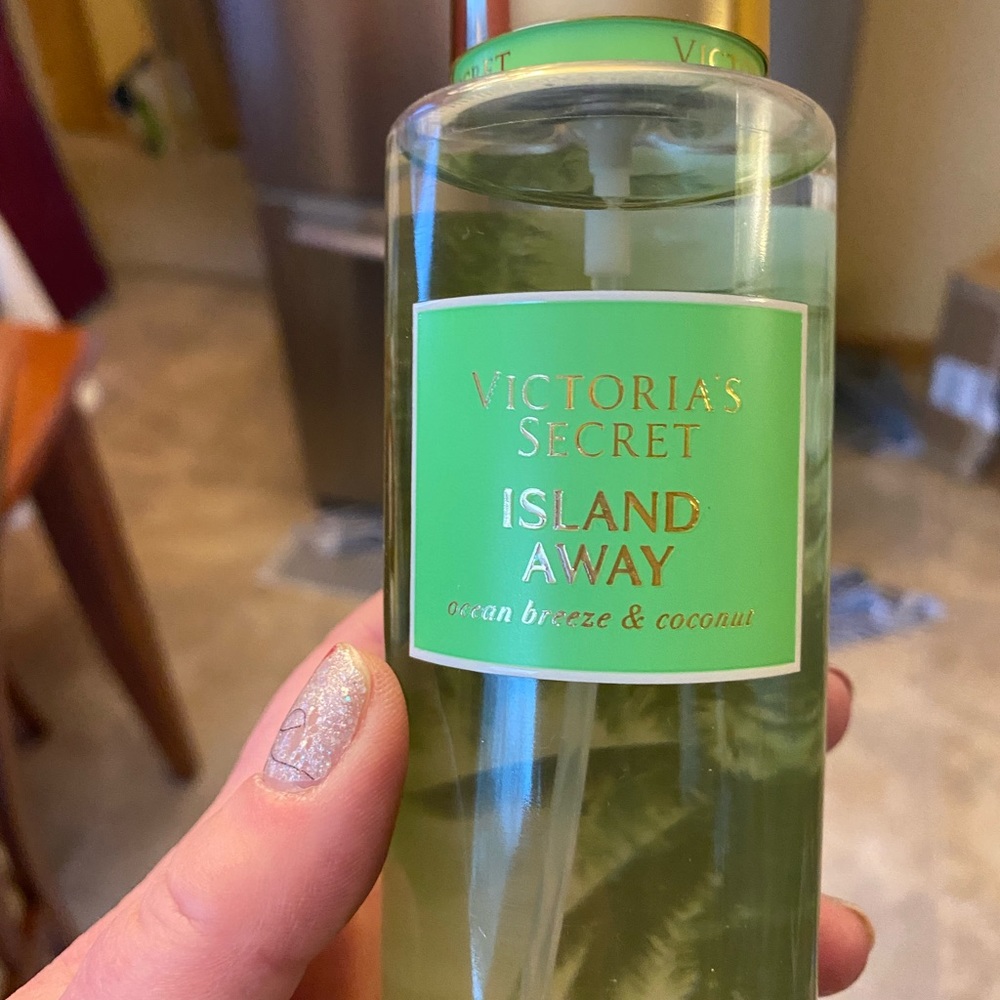 Victoria’s Secret Scented Body Mist. Island Away. Brand New.